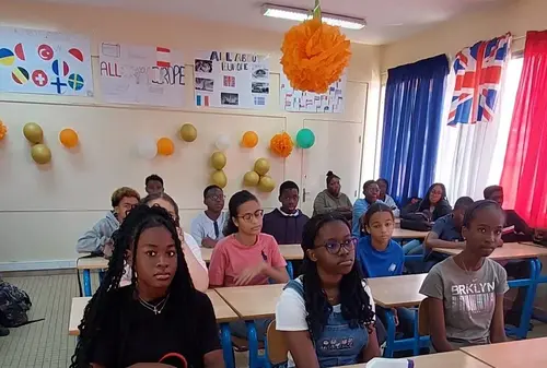 Classe écoutant une présentation de l'association J'étais comme eux